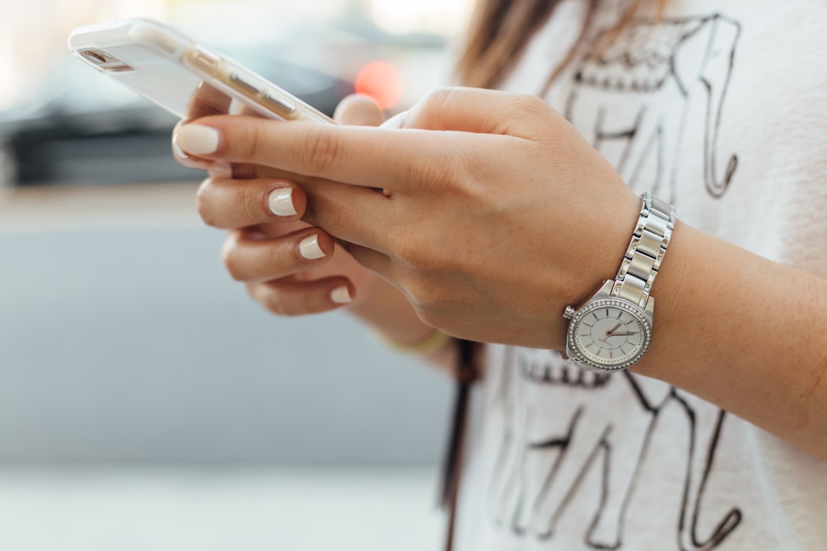 Personne comparant les forfaits mobiles et fibre sur son smartphone